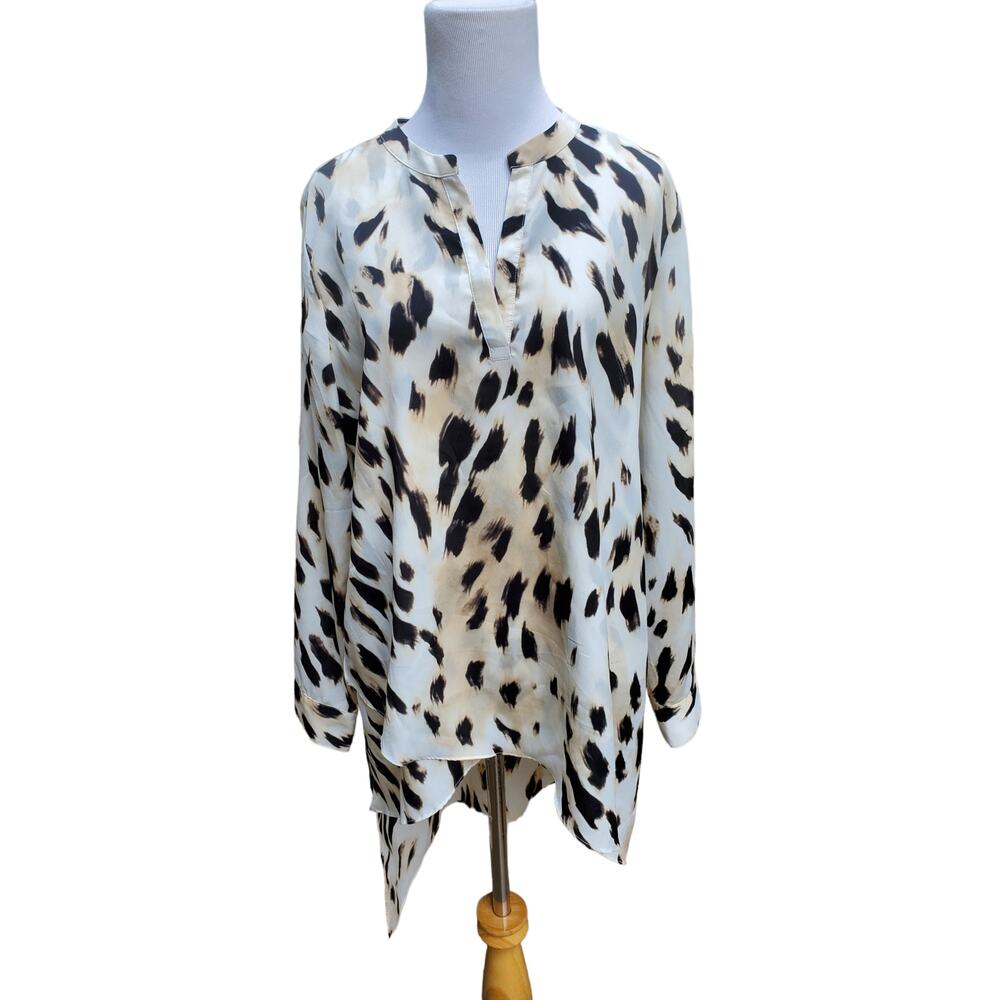 Chico's Sz 1 Brown White Animal Print Asymmetric Hem V-neck Top Sz M / 8